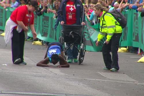 Ngetich se exauriu de joelhos para terminar a Maratona de Austin / Foto: Reprodução / YouTube